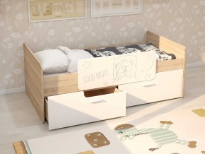 Кровать Умка дуб сонома с белыми ящиками и ограничителем в Юрюзани - yuryuzan.mebel74.com | фото